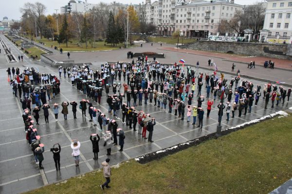 Бажов, Жуков или Попов: волонтеры устроили флешмоб в поддержку проекта «Великие имена России»