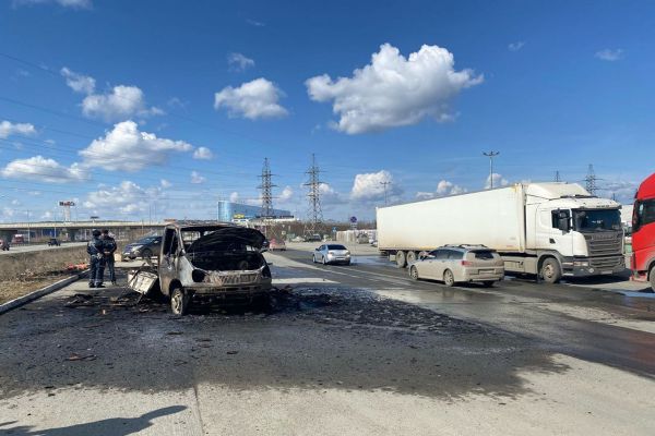 В Екатеринбурге на улице Металлургов загорелась «Газель»
