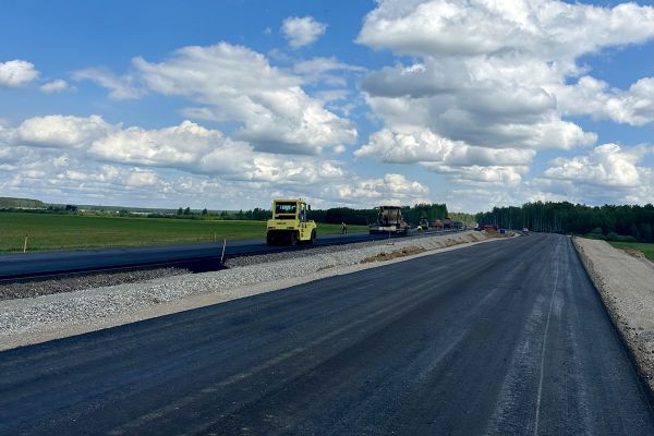 В Свердловской области рабочие начали асфальтировать обход Богдановича