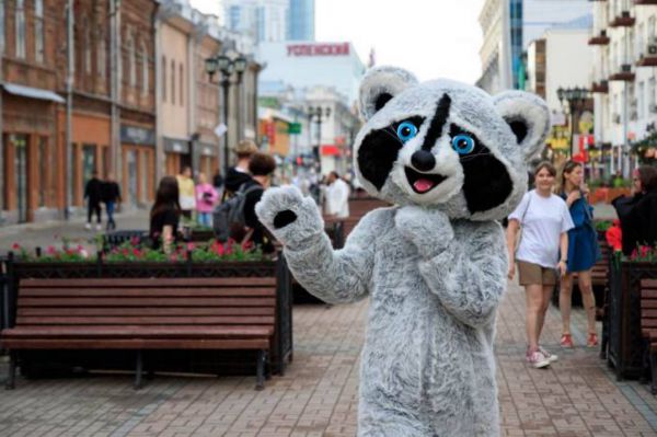 На Ночь музыки в Екатеринбурге гостей зазывали люди-еноты