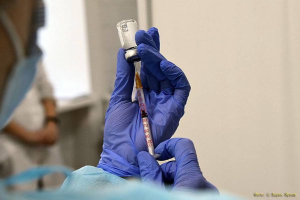 Вирусолог рассказал, спасет ли «Спутник V» от «омикрона»