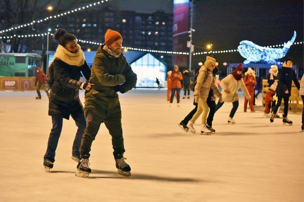 Аллея гирлянд и фабрика подарков: в парке Маяковского вовсю готовятся к Новому году