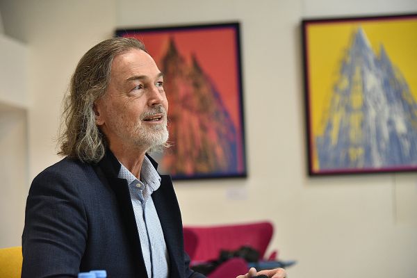 Фоторепортаж: в Екатеринбурге открылась третья персональная выставка художника Никаса Сафронова