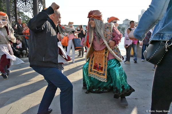 Фоторепортаж недели: за кого проголосовал Мацуев и под что зажигала Баба Яга