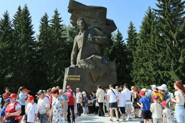 Обновленный памятник легендарному разведчику Николаю Кузнецову открыли в Екатеринбурге