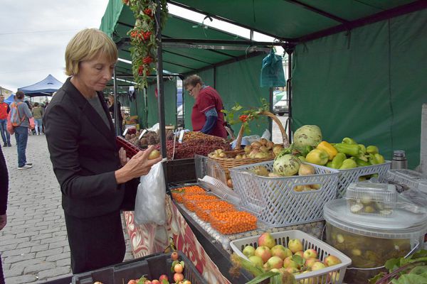 Если яблоки липкие, а картошка зеленая: эксперты рассказали, какими овощами и фруктами не отравишься