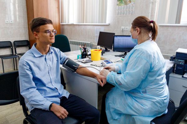 В Екатеринбурге  уже 8 тысяч школьников "встали" в очередь на вакцинацию