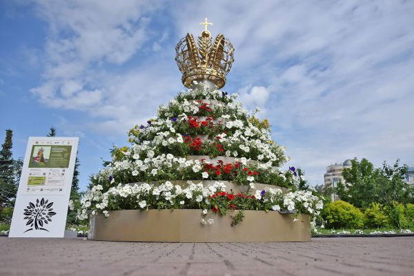 В Екатеринбурге открылся первый Фестиваль цветочных композиций «Белый цветок». Фото