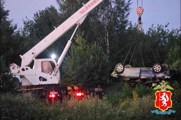 В Тавде компания друзей на машине вылетела в овраг и разбилась