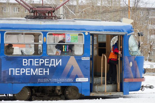 В Екатеринбурге из-за массового ДТП на Малышевском мосту встали трамваи