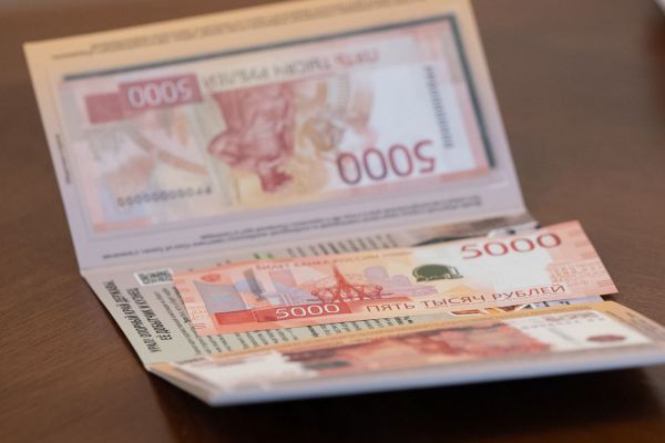 Евгению Куйвашеву презентовали новую пятитысячную купюру с изображением Екатеринбурга