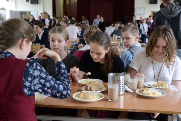 Школьников обеспечат бесплатным двухразовым питанием