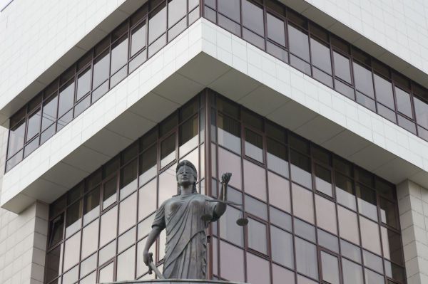Суд оставил под стражей обвиняемых в получении взятки работников Гортранса Екатеринбурга