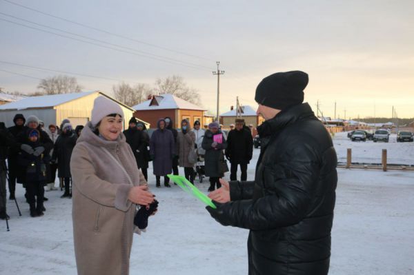 В канун праздников 38 семей в поселке Троицком получили ключи от новых квартир