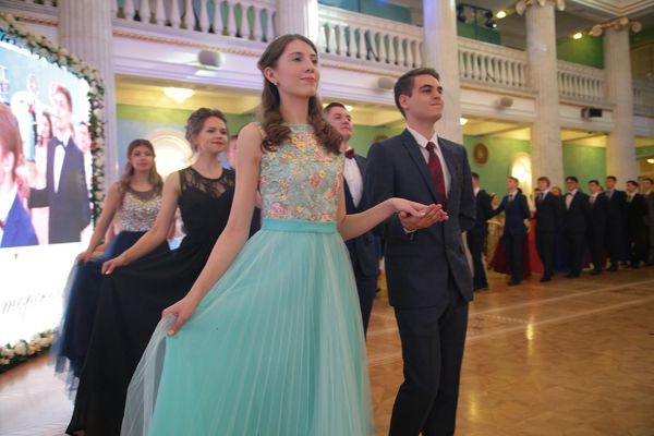 В школах Среднего Урала начались выпускные вечера