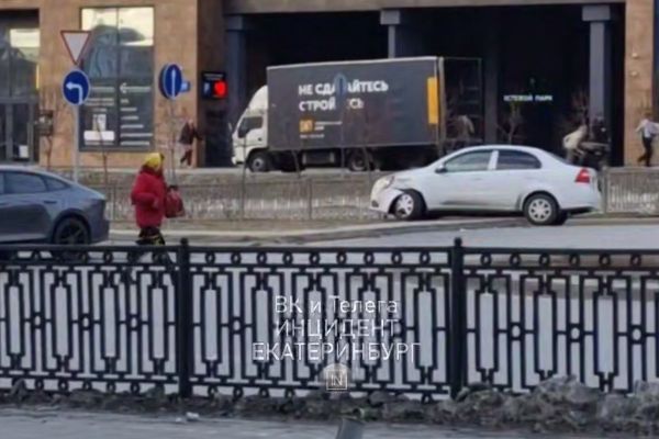 На Татищева из-за автомобильной аварии встали трамваи