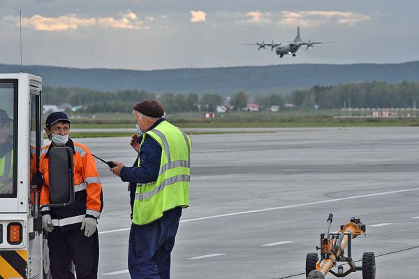 В Кольцово вынужденно сел самолет, летевший в Омск