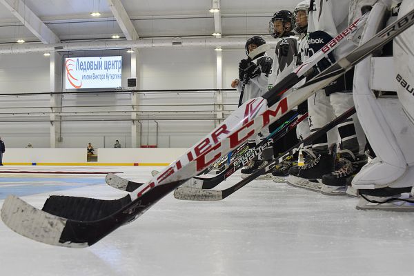 Фоторепортаж: в Сысерти открыли ледовую арену. Показываем, кто первым вышел на лед