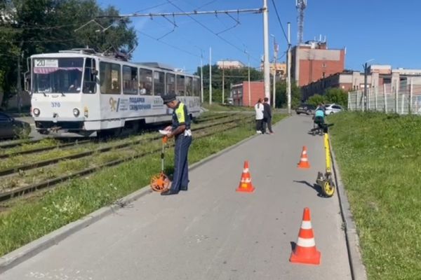 В Екатеринбурге подросток на самокате сбил четырехлетнего мальчика