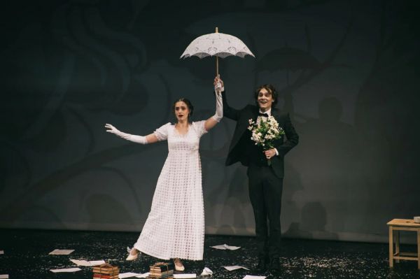 В Екатеринбургском ТЮЗе готовятся к премьере «Обыкновенной истории» с девятью трехметровыми люстрами