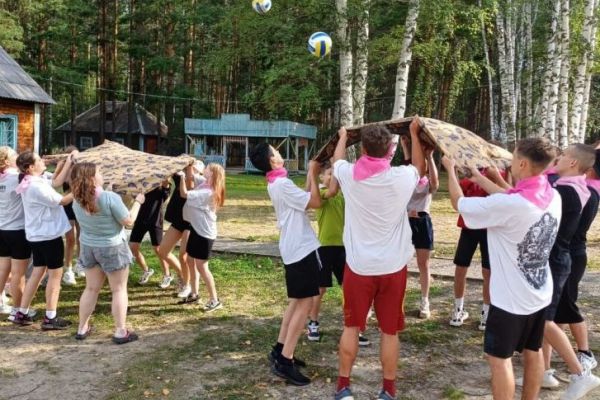 Летние каникулы-2026: более 470 тысяч юных свердловчан отдохнут в городских и загородных лагерях