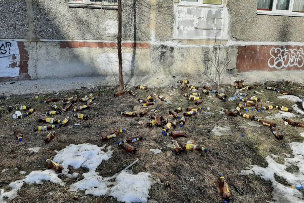 На Уралмаше неизвестные устроили свалку из бутылок под окнами дома