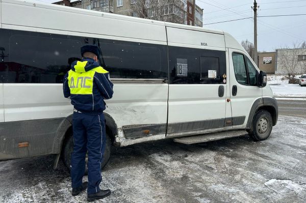 В Первоуральске автоледи проехала на красный и врезалась в пассажирский автобус