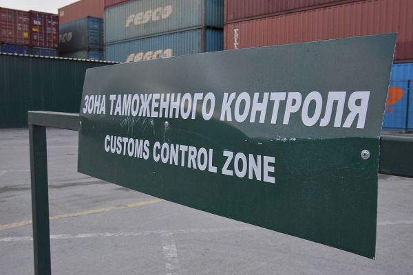 Уральские таможенники выявили контрафакт в трех торговых точках региона