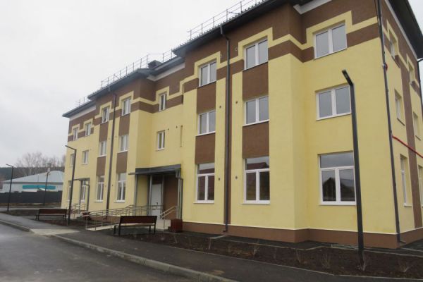 Жильцы аварийных бараков в Верхних Сергах получили новые квартиры