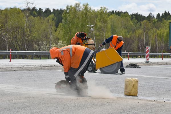 В Краснолесье дорожники перекопали выезд с нелегальной парковки