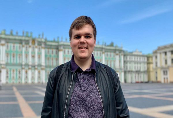 Выпускник УрФУ стал первым незрячим ведущим тревел-шоу