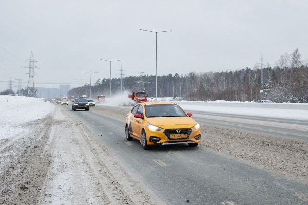 В Екатеринбурге из-за снегопада взлетели цены на такси