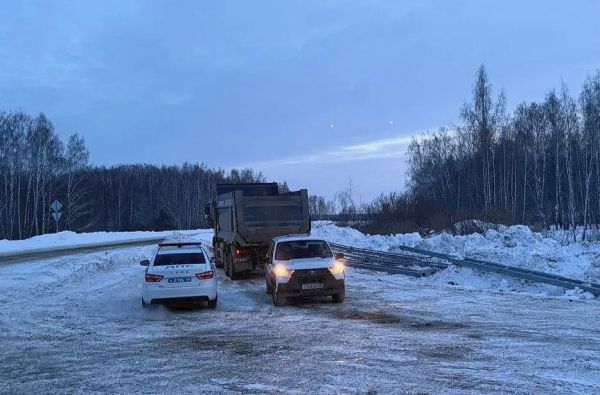 Удар «свысока»: на трассе под Богдановичем грузовик протаранил надземное сооружение