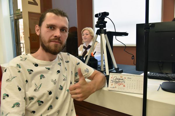 В Екатеринбурге футбольным фанатам начали выдавать Карты болельщика. Фото