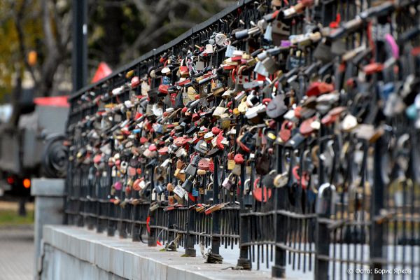 Мэр Екатеринбурга предложил срезать свадебные замки с моста в центре города