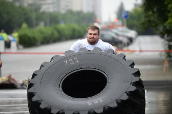 Сибирский силач прокрутил колесо весом 300 килограммов и стал чемпионом в Екатеринбурге