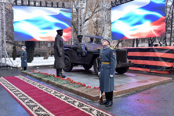 Фоторепортаж: в Екатеринбурге открыли еще один памятник Георгию Жукову. Рассказываем, где