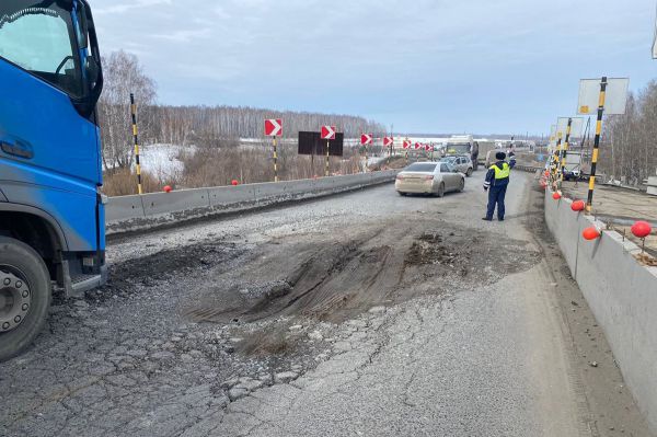 На Тюменском тракте из-за разрушения дороги ввели реверсивное движение