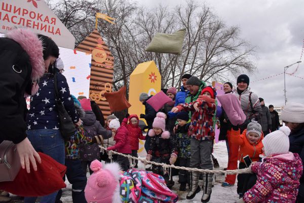 Штурм снежной крепости, блинный баттл, поединок на мешках: все самое интересное в Масленицу на Среднем Урале