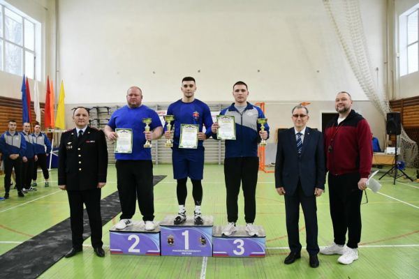 В Свердловской области силовики сразились в жиме лежа и перетягивании каната