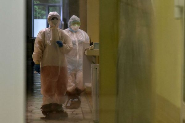 Больше, чем вчера: за сутки в регионе ковидом заболели 410 свердловчан