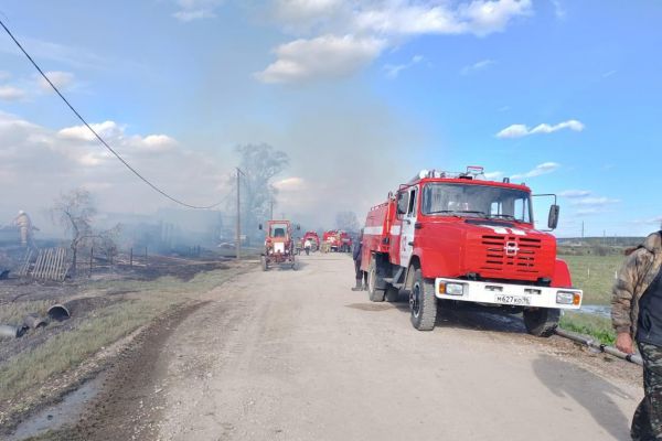 Евгений Куйвашев поручил выплатить компенсации погорельцам из Березовки