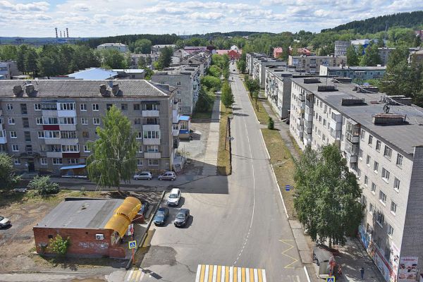 На Уктусе местный экстремал спрыгнул с высотки и задел крышу автомобиля