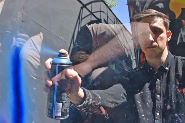 Уличные художники из разных городов России разрисуют забор в центре Екатеринбурга