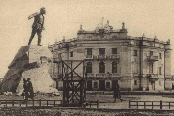 Про скелеты, Собинова и убийство в Губернском