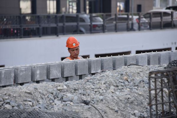 Рабочие с мая не закопали яму на дороге в Екатеринбурге