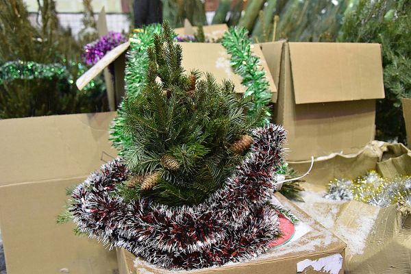 Экологи призвали россиян не покупать одноразовые новогодние украшения