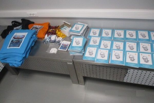 Таможенники изъяли у екатеринбурженки 445 сувениров для конференции психологов