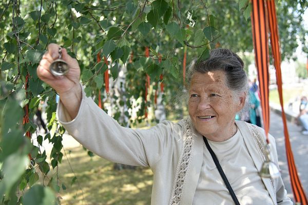 Фоторепортаж: 1418 колокольчиков появились в центре Екатеринбурга в память о военных днях