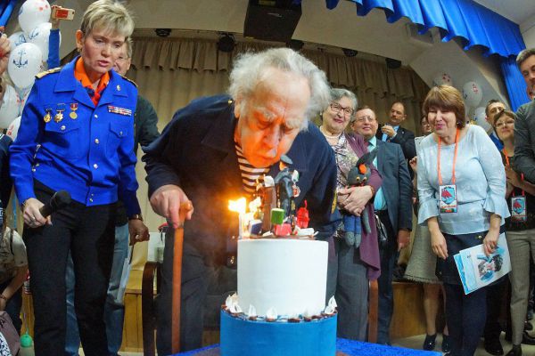 Командору - 80: Дмитрий Медведев и Евгений Куйвашев поздравили  Владислава Крапивина с юбилеем